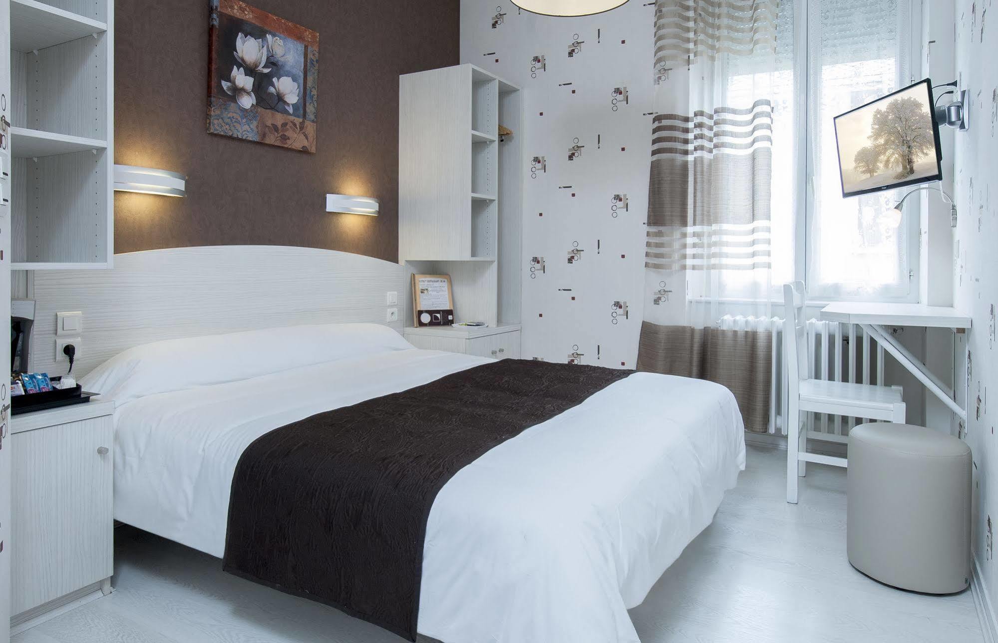 Logis Hotel Restaurant Cazes Arazat Laissac Экстерьер фото