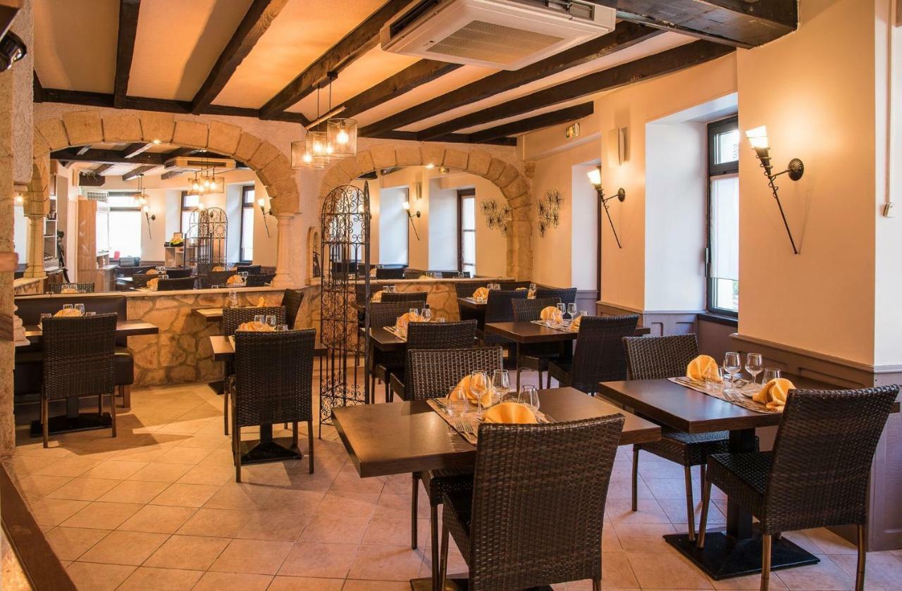 Logis Hotel Restaurant Cazes Arazat Laissac Экстерьер фото